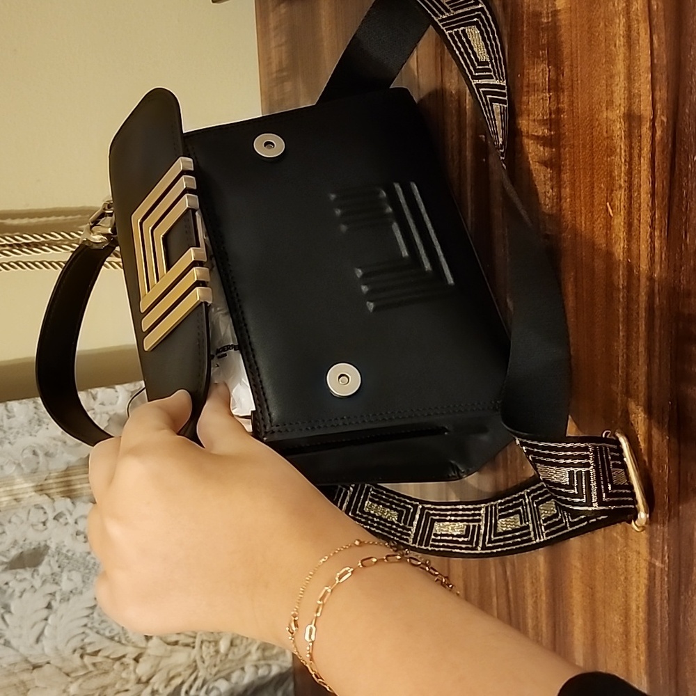 Karl Lagerfeld Purse, Medium size, Black with gold hardware - Picture 5 of 5